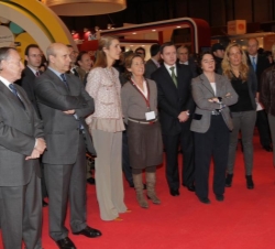 Su Alteza Real la Infanta Doña Elena acompañada de las autoridades asistentes al acto